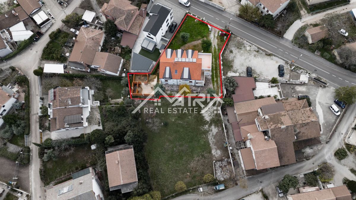 Umag, hiša z velikim potencialom, le 100 m od morja.