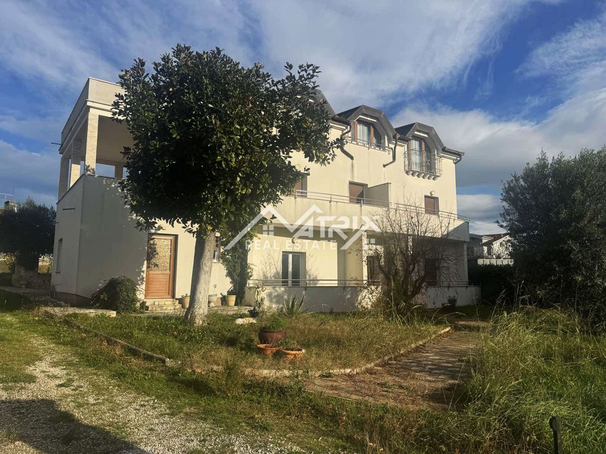 Umag, hiša z velikim potencialom, le 100 m od morja.