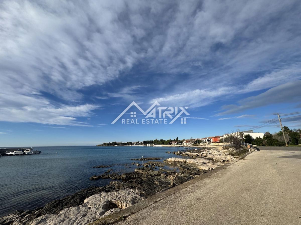 Umag, hiša z velikim potencialom, le 100 m od morja.