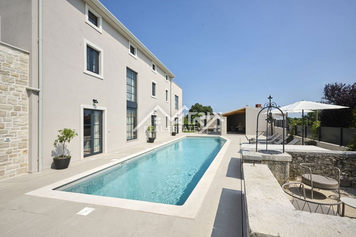 Poreč, Vila z bazenom in 5 spalnicami, pogled na morje, Novo