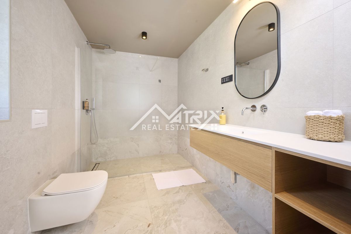 Poreč, Vila z bazenom in 5 spalnicami, pogled na morje, Novo