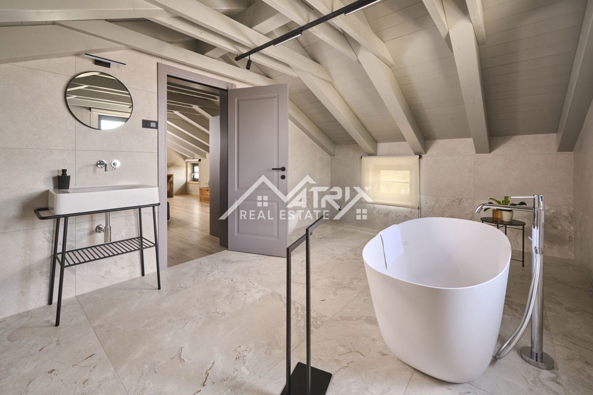 Poreč, Vila z bazenom in 5 spalnicami, pogled na morje, Novo