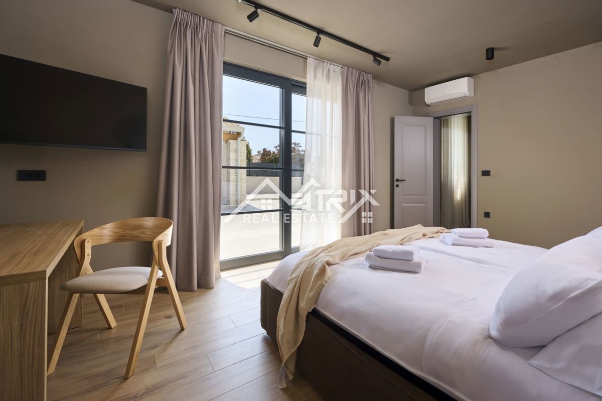 Poreč, Vila z bazenom in 5 spalnicami, pogled na morje, Novo