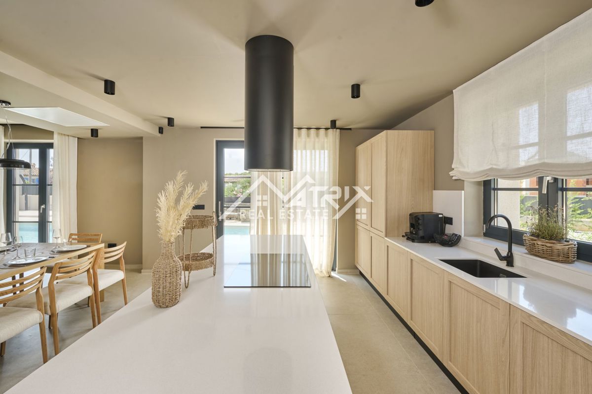 Poreč, Vila z bazenom in 5 spalnicami, pogled na morje, Novo