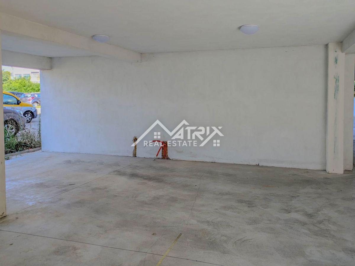 Pulj, 2-sobno stanovanje s teraso in garažo blizu centra