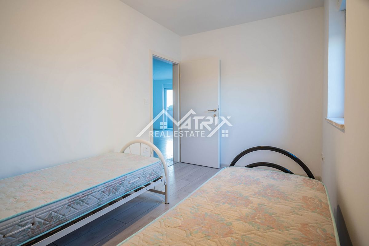 Pulj, 2-sobno stanovanje s teraso in garažo blizu centra