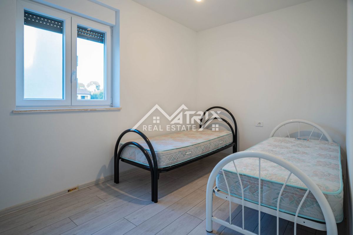 Pulj, 2-sobno stanovanje s teraso in garažo blizu centra