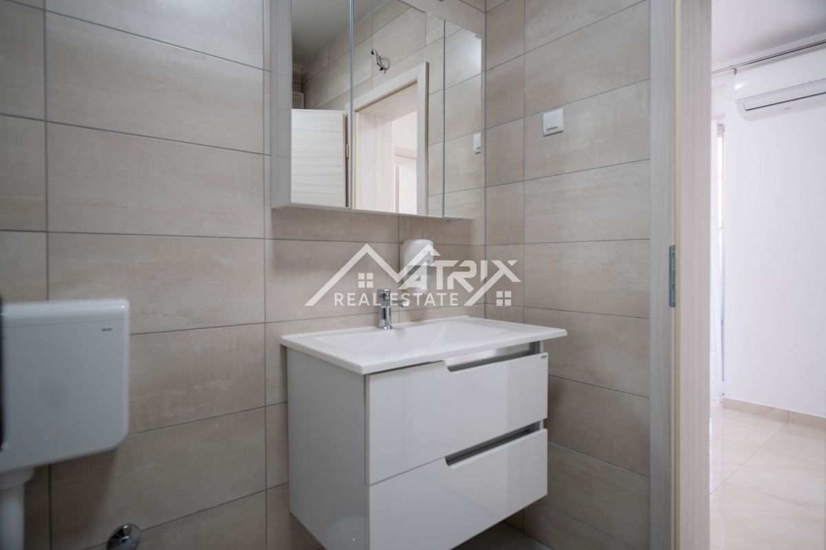 Peroj, Dvosobno stanovanje z ložo in parkirnim mestom blizu morja