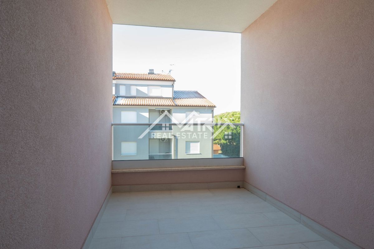 Peroj, Dvosobno stanovanje z ložo in parkirnim mestom blizu morja