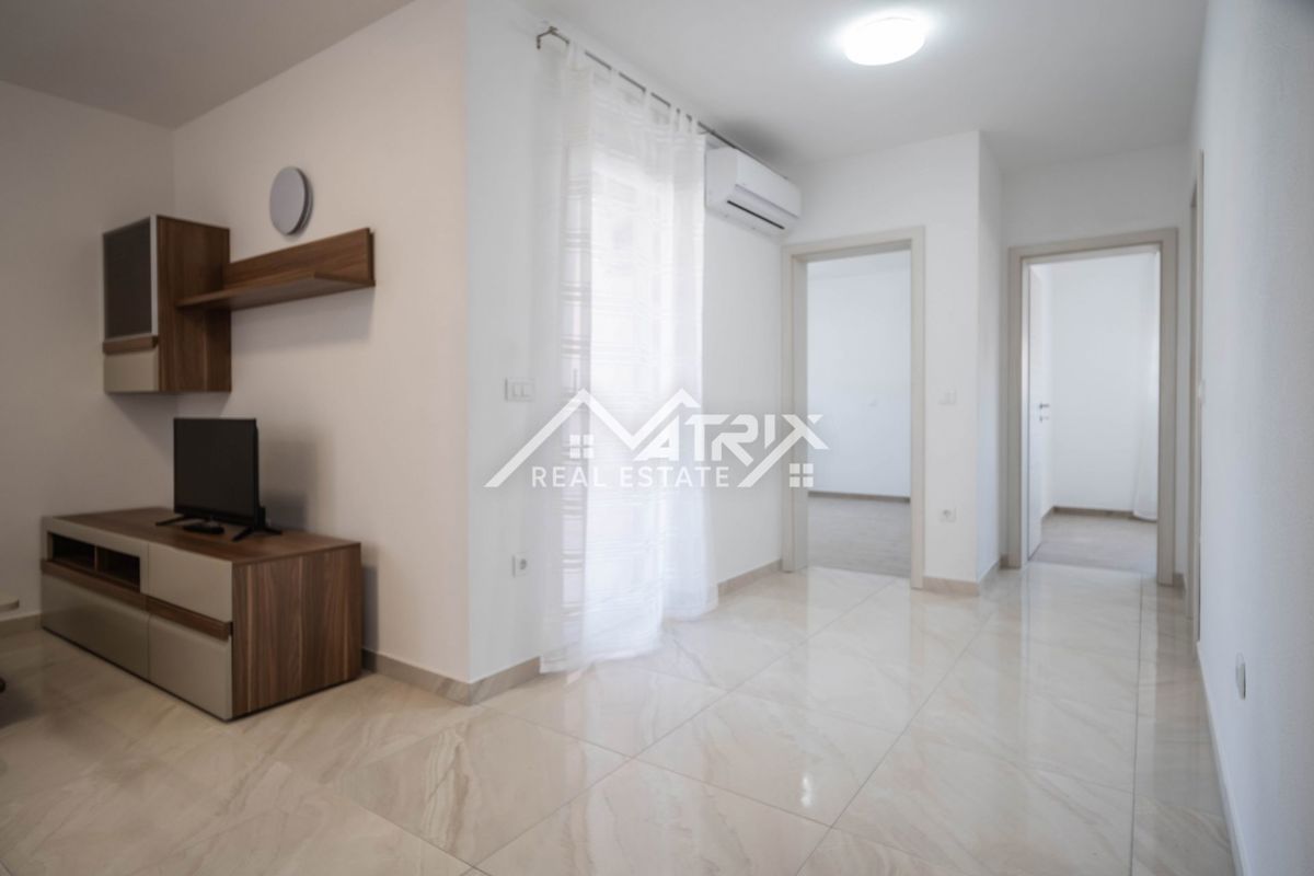 Peroj, Dvosobno stanovanje z ložo in parkirnim mestom blizu morja