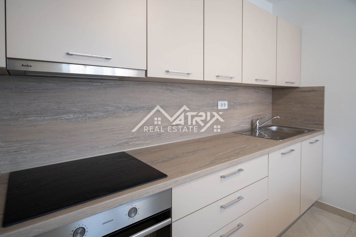 Peroj, Dvosobno stanovanje z ložo in parkirnim mestom blizu morja