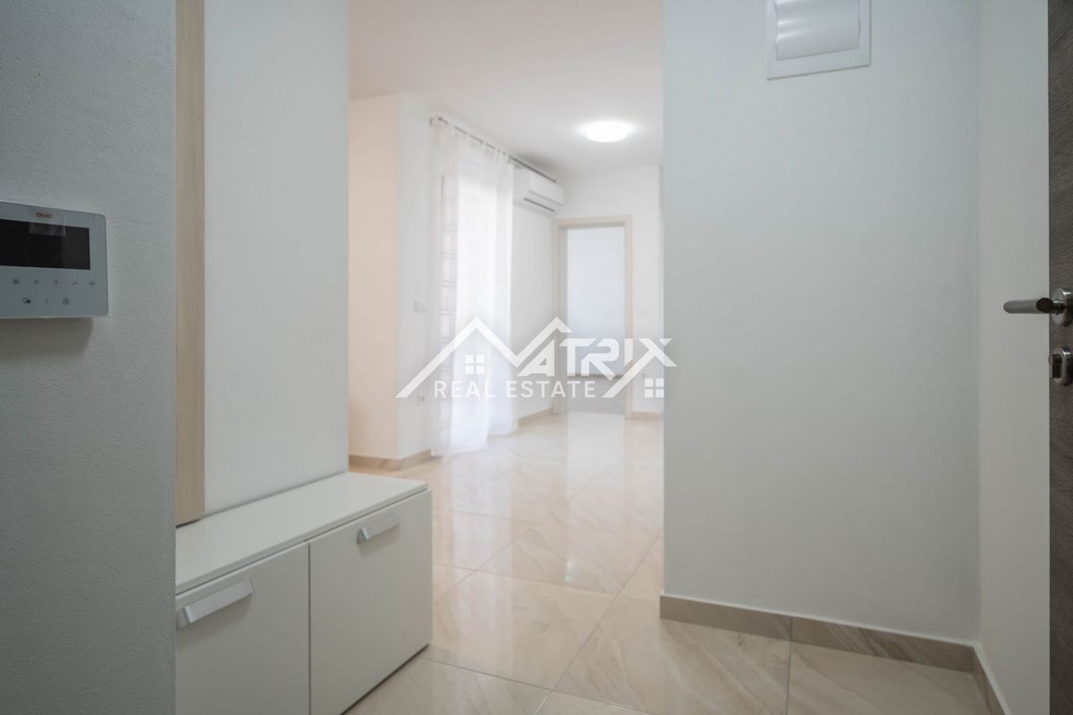 Peroj, Dvosobno stanovanje z ložo in parkirnim mestom blizu morja