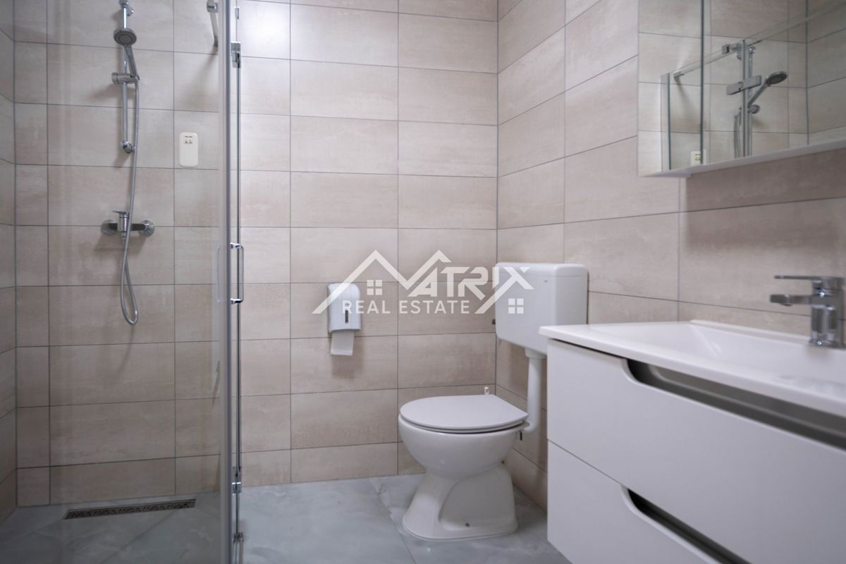 Peroj, Dvosobno stanovanje z ložo in parkirnim mestom blizu morja