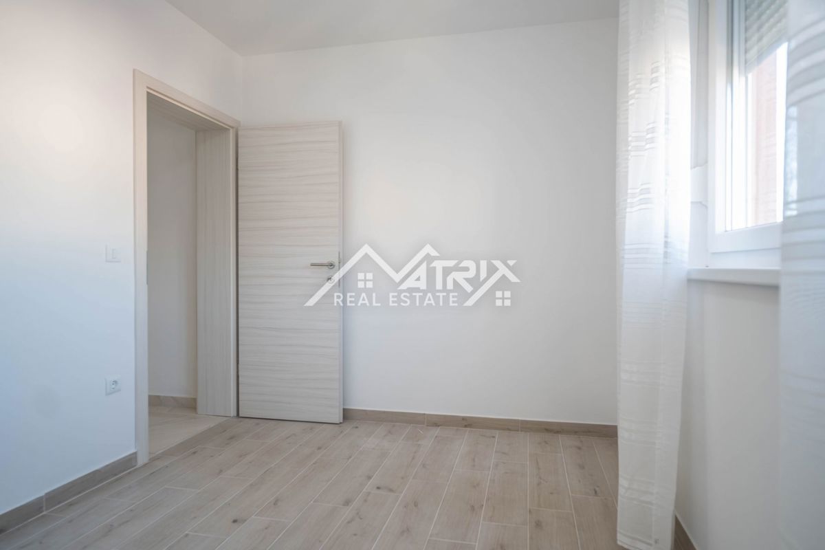 Peroj, Dvosobno stanovanje z ložo in parkirnim mestom blizu morja