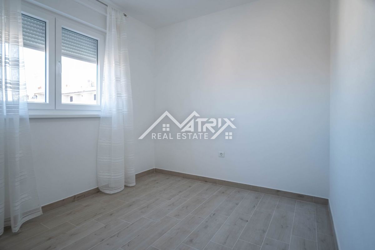 Peroj, Dvosobno stanovanje z ložo in parkirnim mestom blizu morja