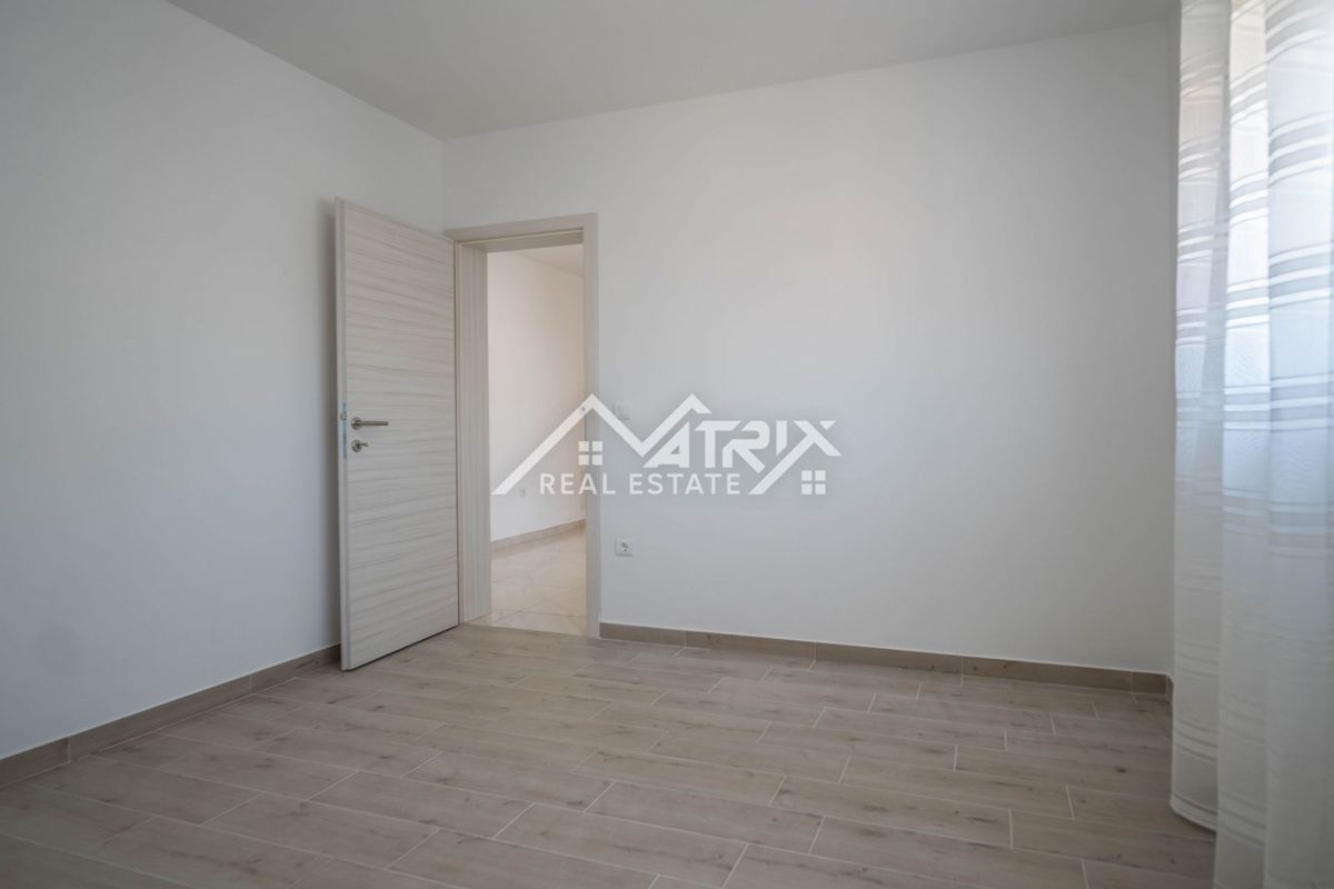 Peroj, Dvosobno stanovanje z ložo in parkirnim mestom blizu morja