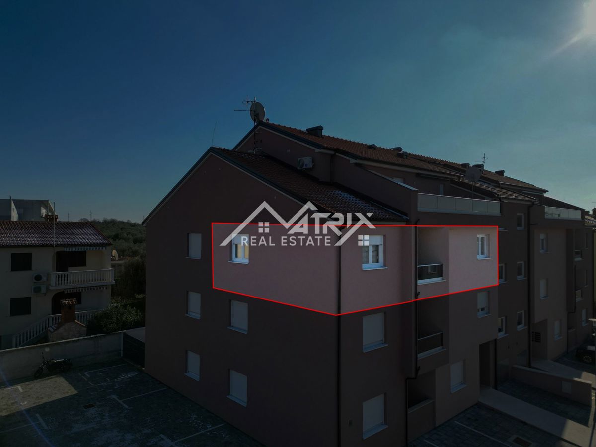 Peroj, Dvosobno stanovanje z ložo in parkirnim mestom blizu morja