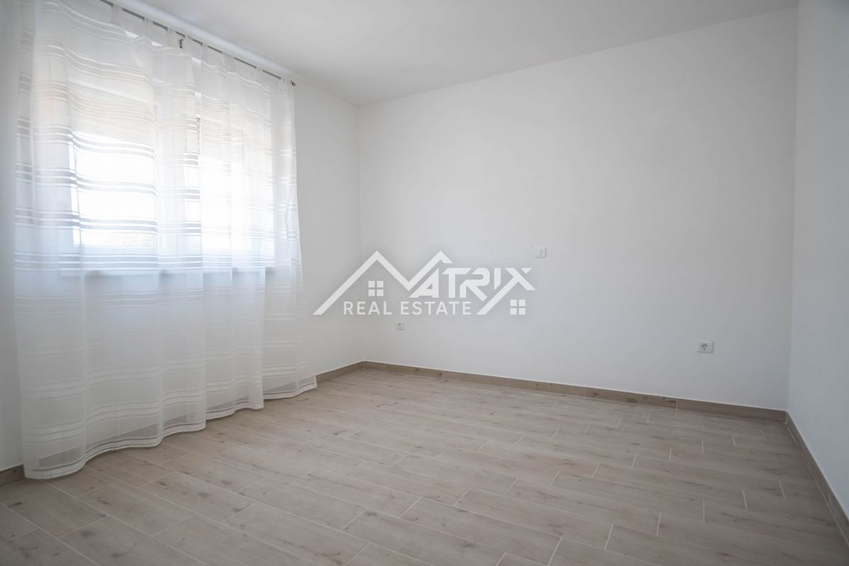 Peroj, Dvosobno stanovanje z ložo in parkirnim mestom blizu morja