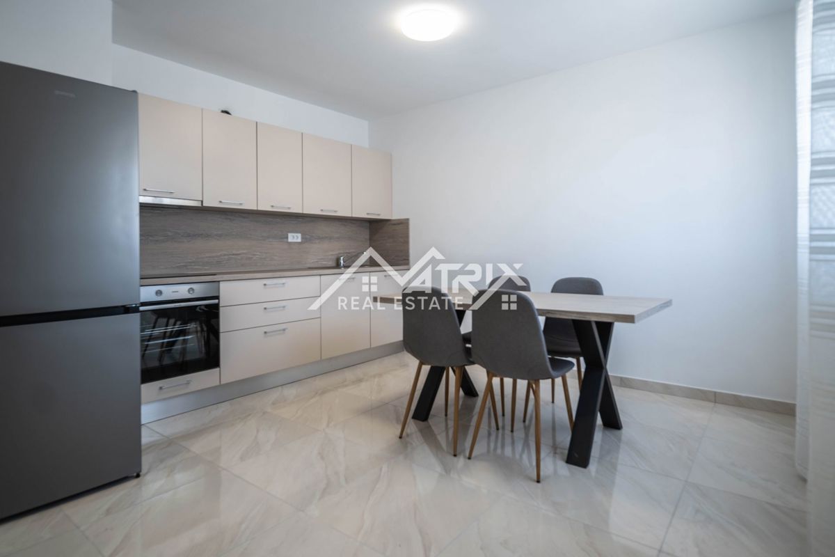 Peroj, Dvosobno stanovanje z ložo in parkirnim mestom blizu morja