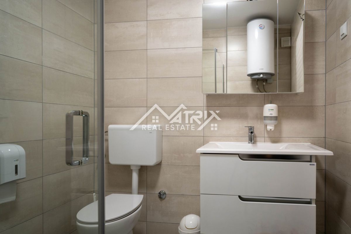 Peroj, Dvosobno stanovanje z ložo in parkirnim mestom blizu morja