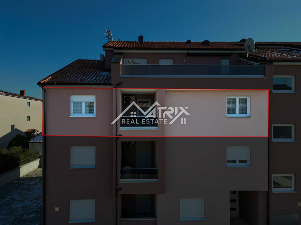 Peroj, Dvosobno stanovanje z ložo in parkirnim mestom blizu morja