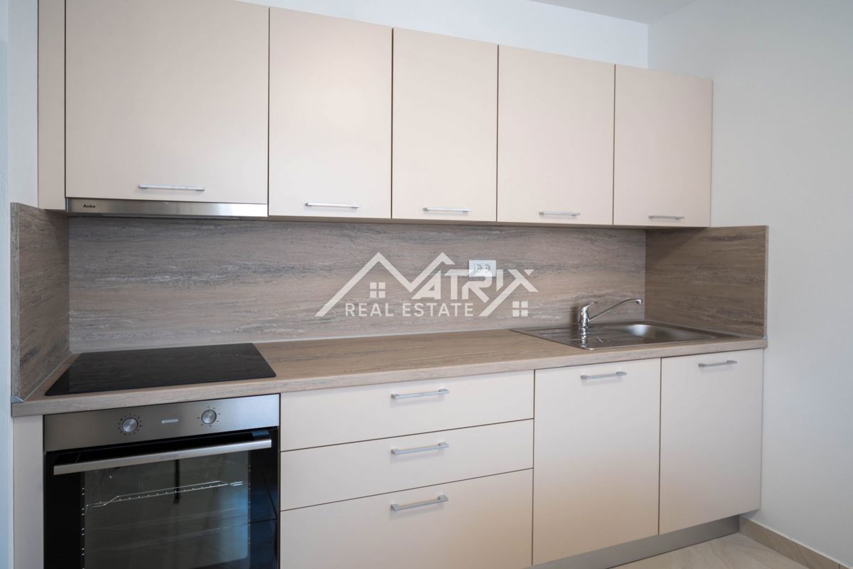 Peroj, Dvosobno stanovanje z ložo in parkirnim mestom blizu morja