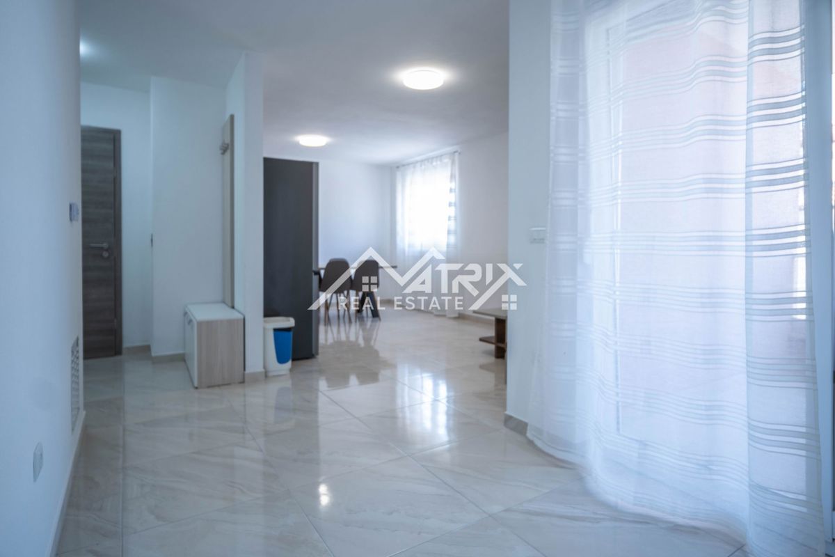 Peroj, Dvosobno stanovanje z ložo in parkirnim mestom blizu morja