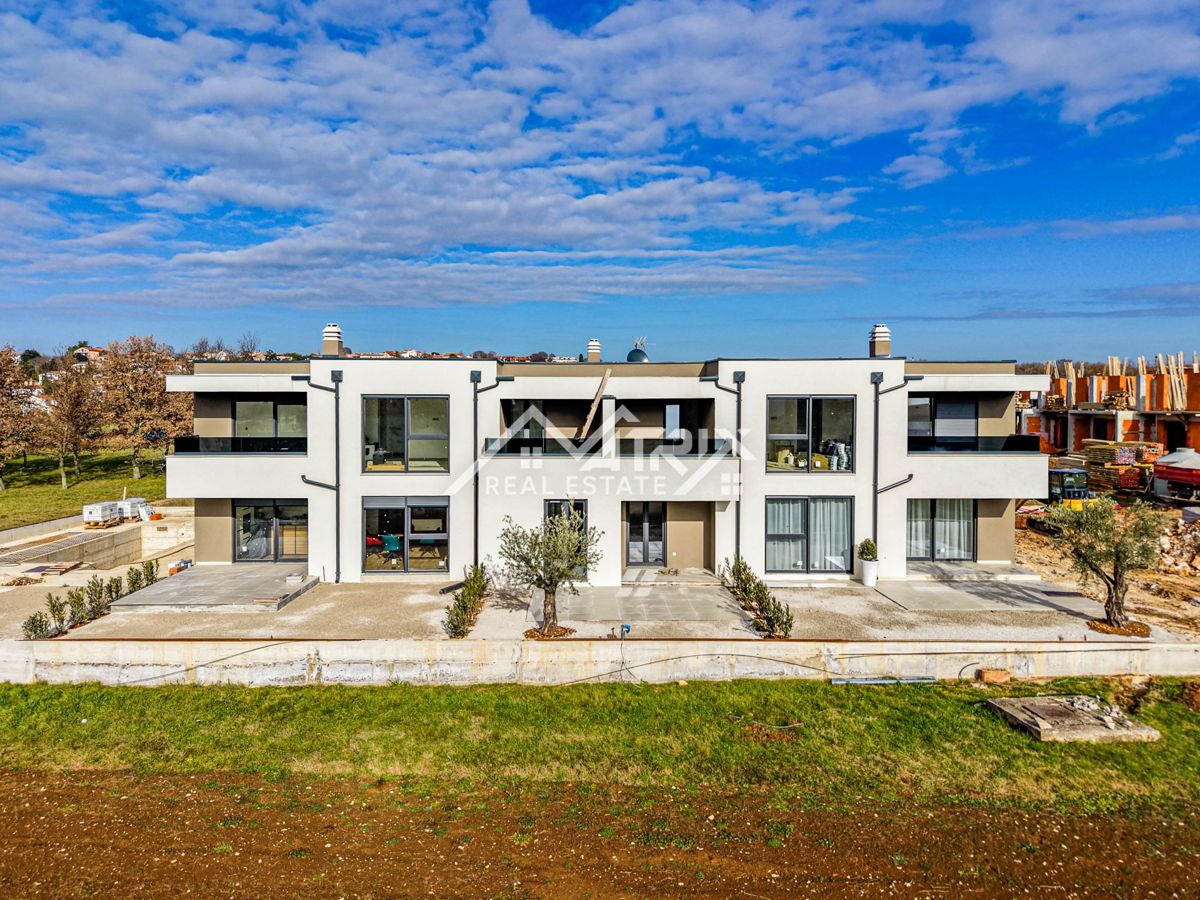 Poreč, prostorno stanovanje s skupnim bazenom