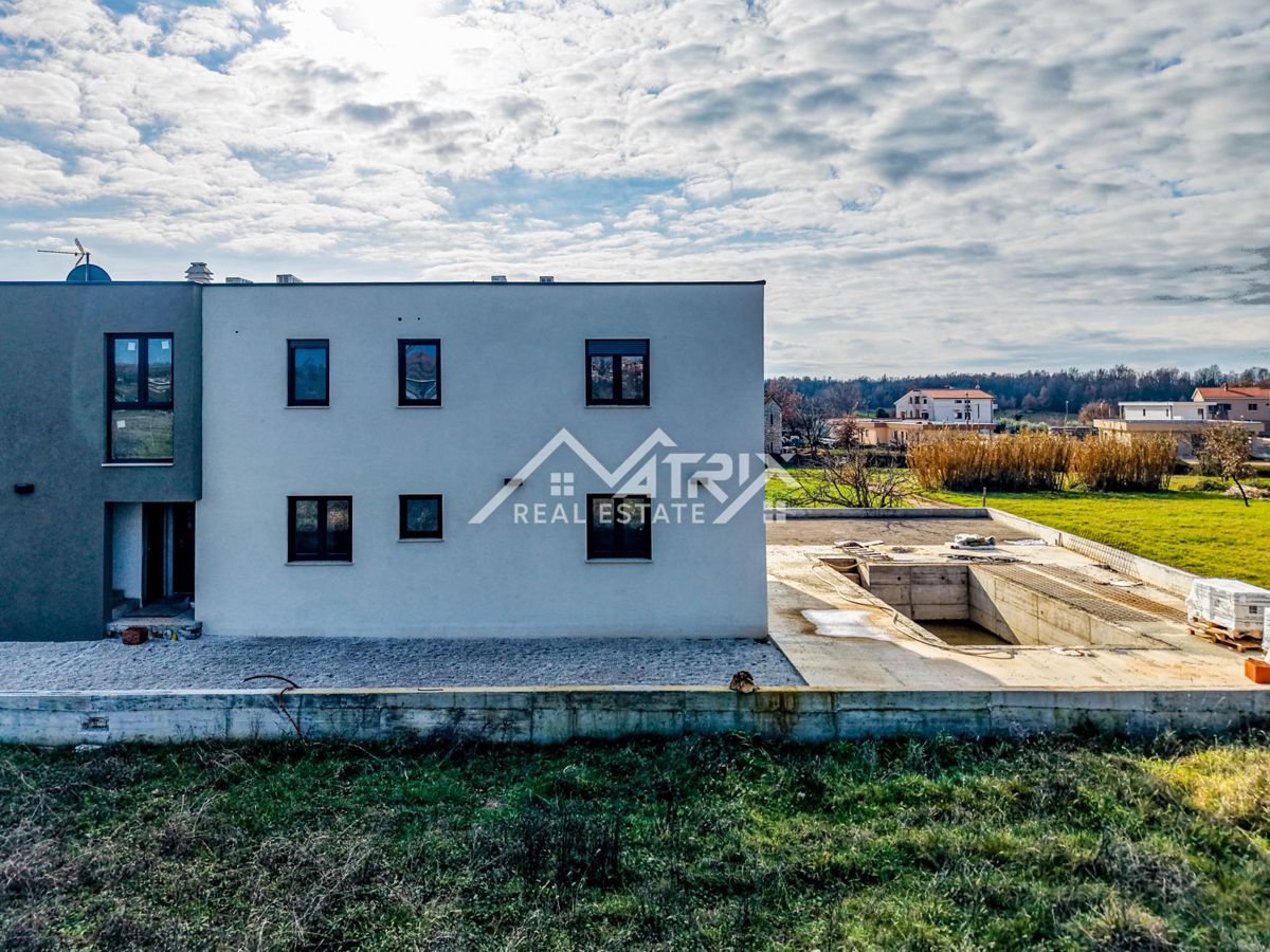 Poreč, prostorno stanovanje s skupnim bazenom