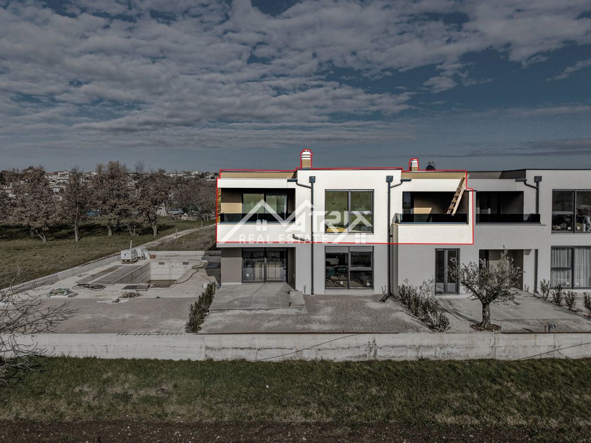 Poreč, prostorno stanovanje s skupnim bazenom