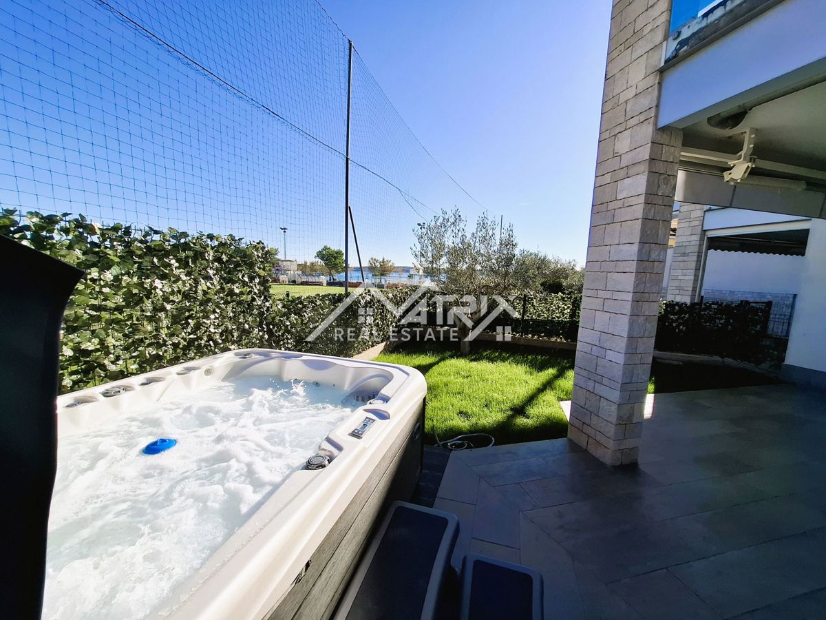 Novigrad, čudovito stanovanje z zasebnim vrtom in jacuzzijem ob morju