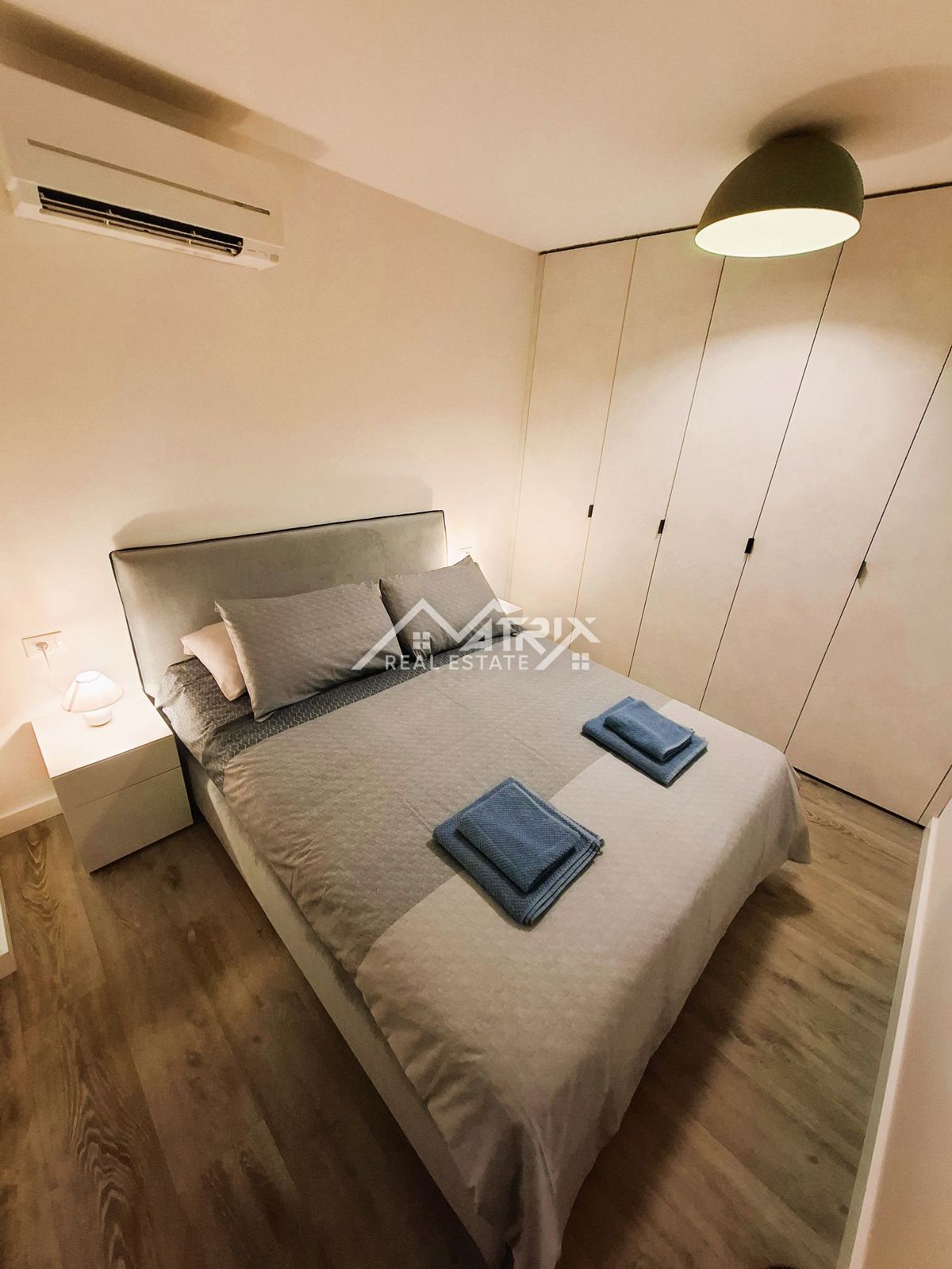 Novigrad, čudovito stanovanje z zasebnim vrtom in jacuzzijem ob morju