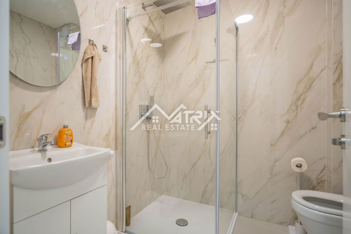 Pula, Vrhunsko 1-sobno stanovanje 45 m² z balkonom in parkiriščem