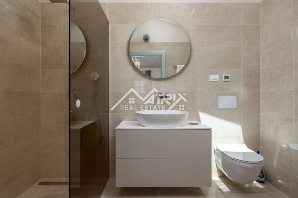 Vižinada, Hiša z bazenom in odprtim razgledom