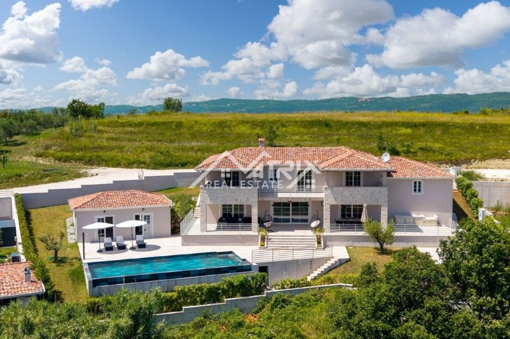 Vižinada, Hiša z bazenom in odprtim razgledom