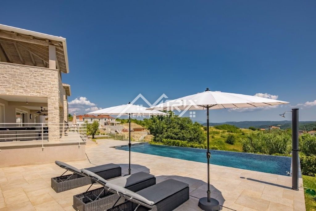 Vižinada, Hiša z bazenom in odprtim razgledom