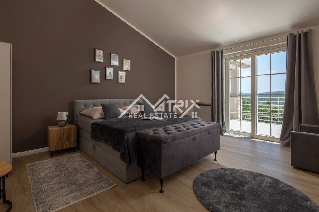 Vižinada, Hiša z bazenom in odprtim razgledom