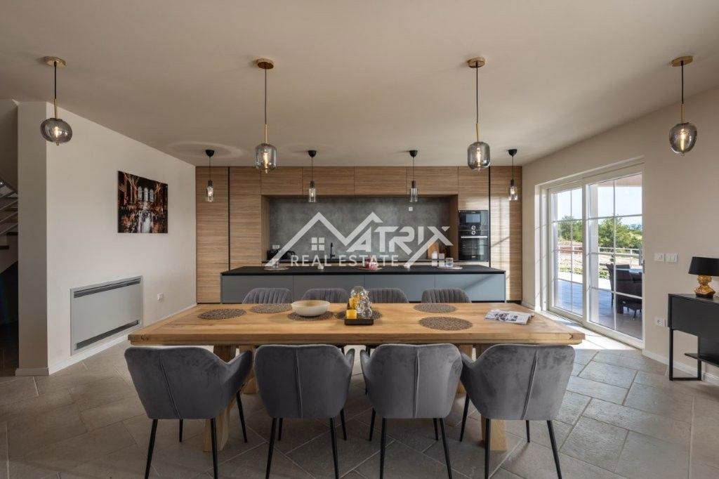 Vižinada, Hiša z bazenom in odprtim razgledom