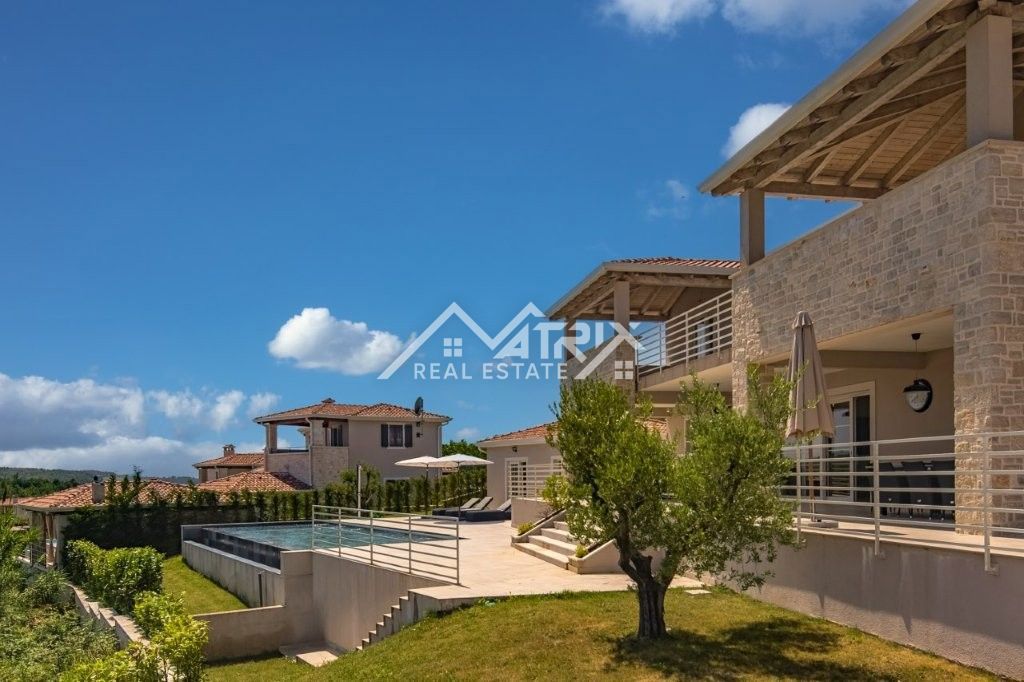 Vižinada, Hiša z bazenom in odprtim razgledom