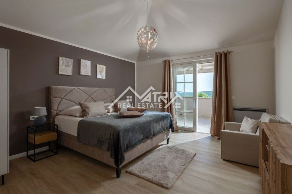 Vižinada, Hiša z bazenom in odprtim razgledom