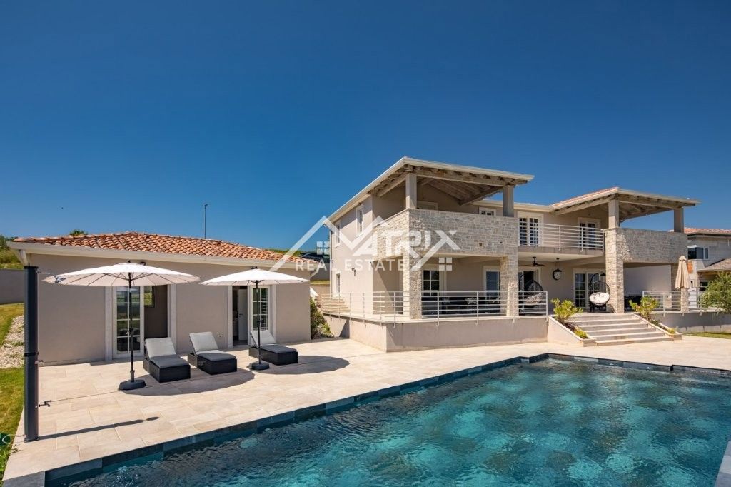 Vižinada, Hiša z bazenom in odprtim razgledom