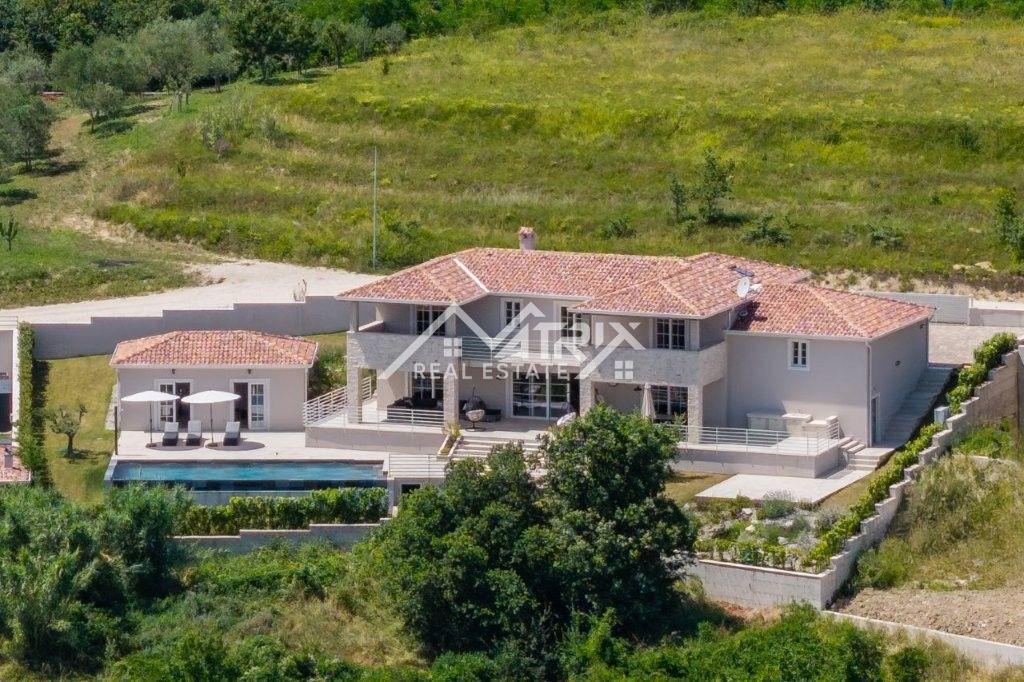 Vižinada, Hiša z bazenom in odprtim razgledom