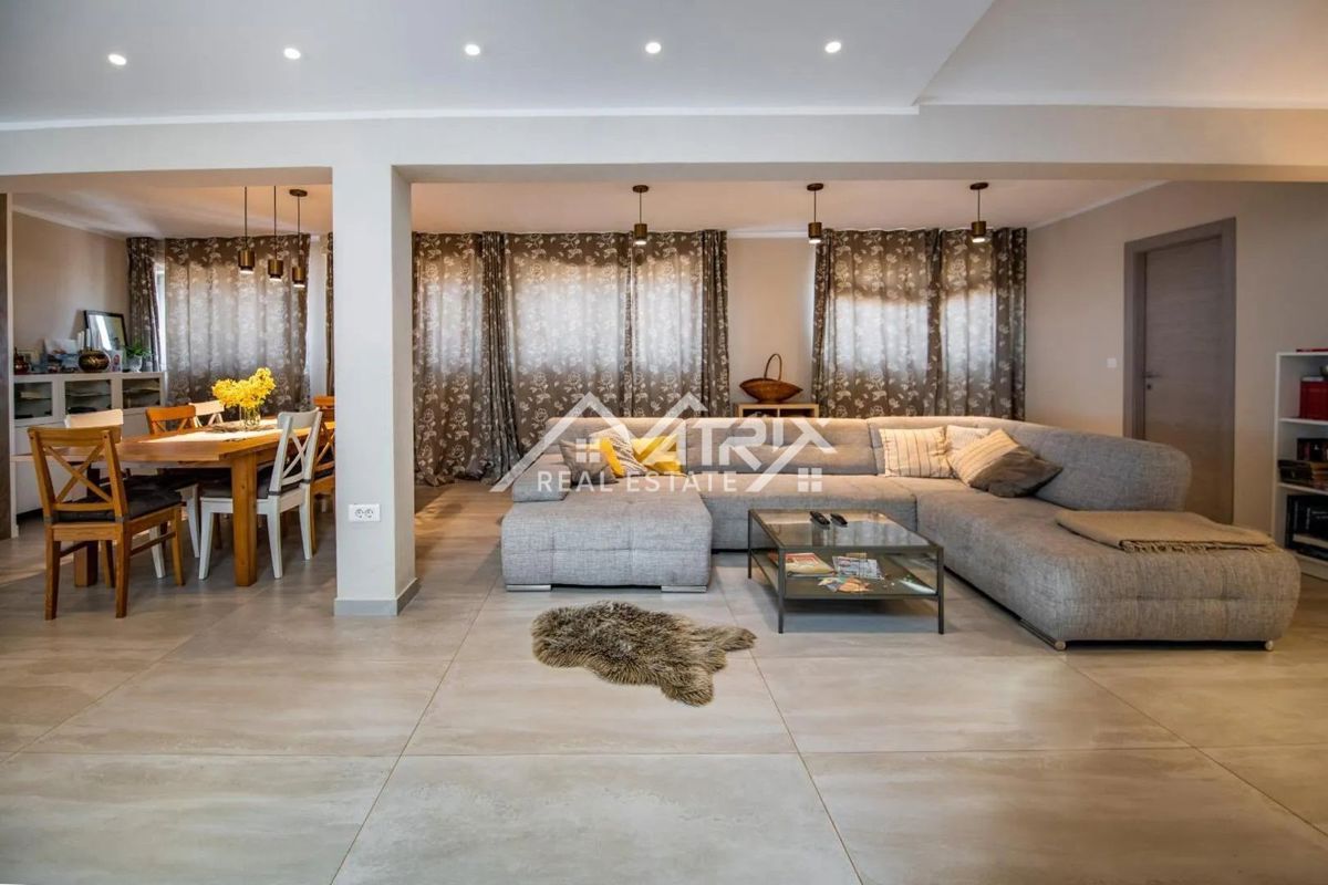 Medulin, Penthouse s 6 spalnicami in pogledom na morje