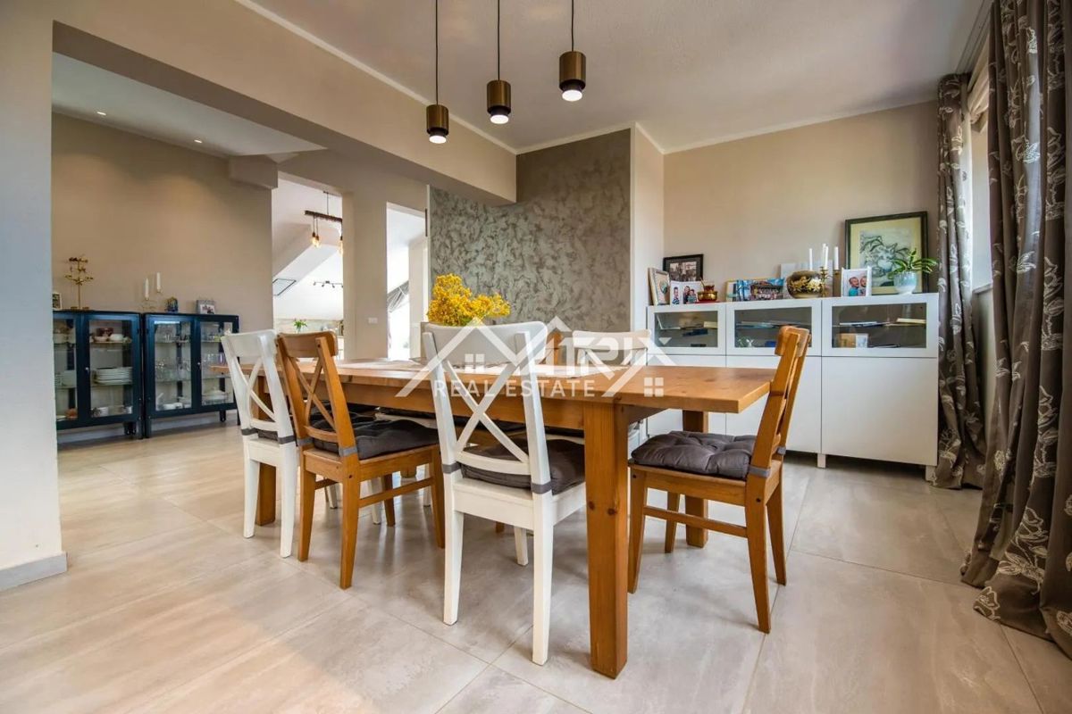 Medulin, Penthouse s 6 spalnicami in pogledom na morje