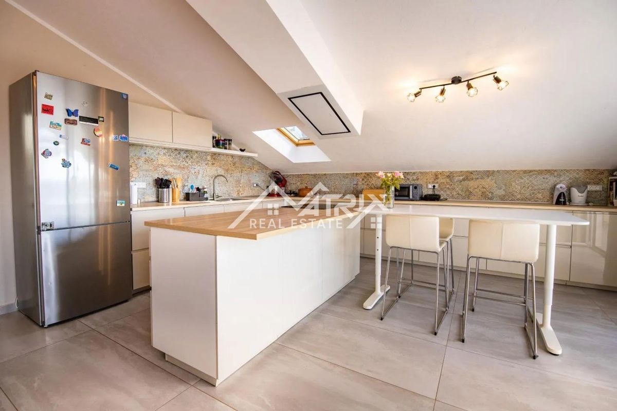 Medulin, Penthouse s 6 spalnicami in pogledom na morje