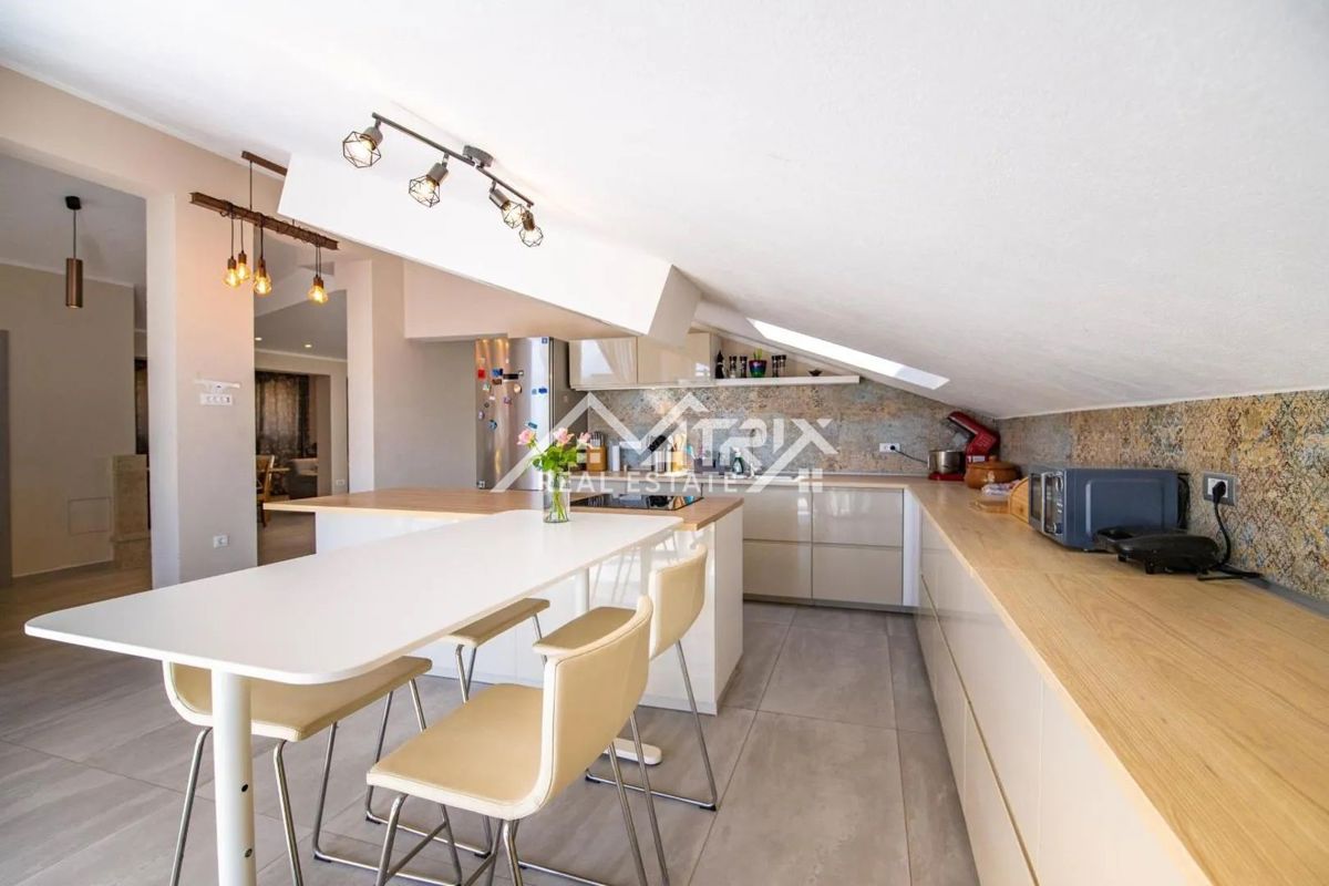 Medulin, Penthouse s 6 spalnicami in pogledom na morje