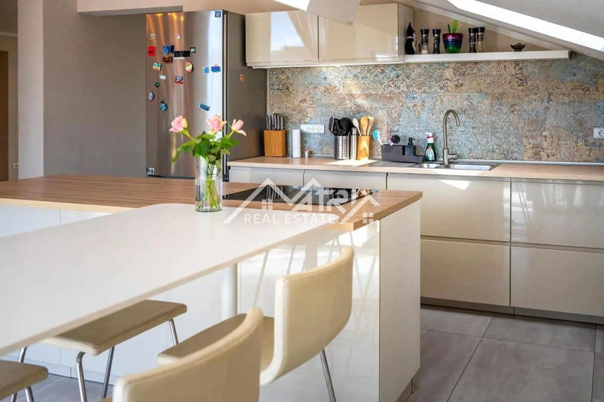 Medulin, Penthouse s 6 spalnicami in pogledom na morje