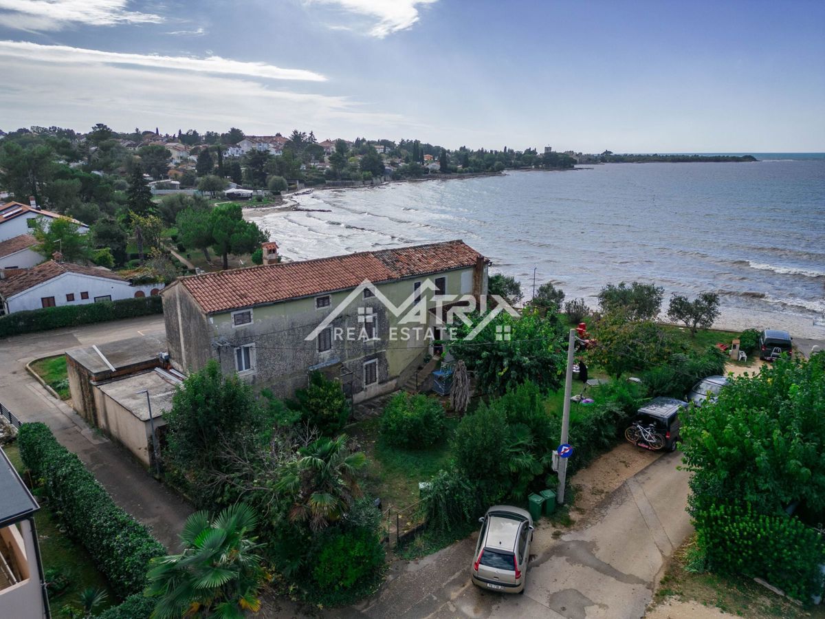 Novigrad okolica, kamnita hiša ob morju
