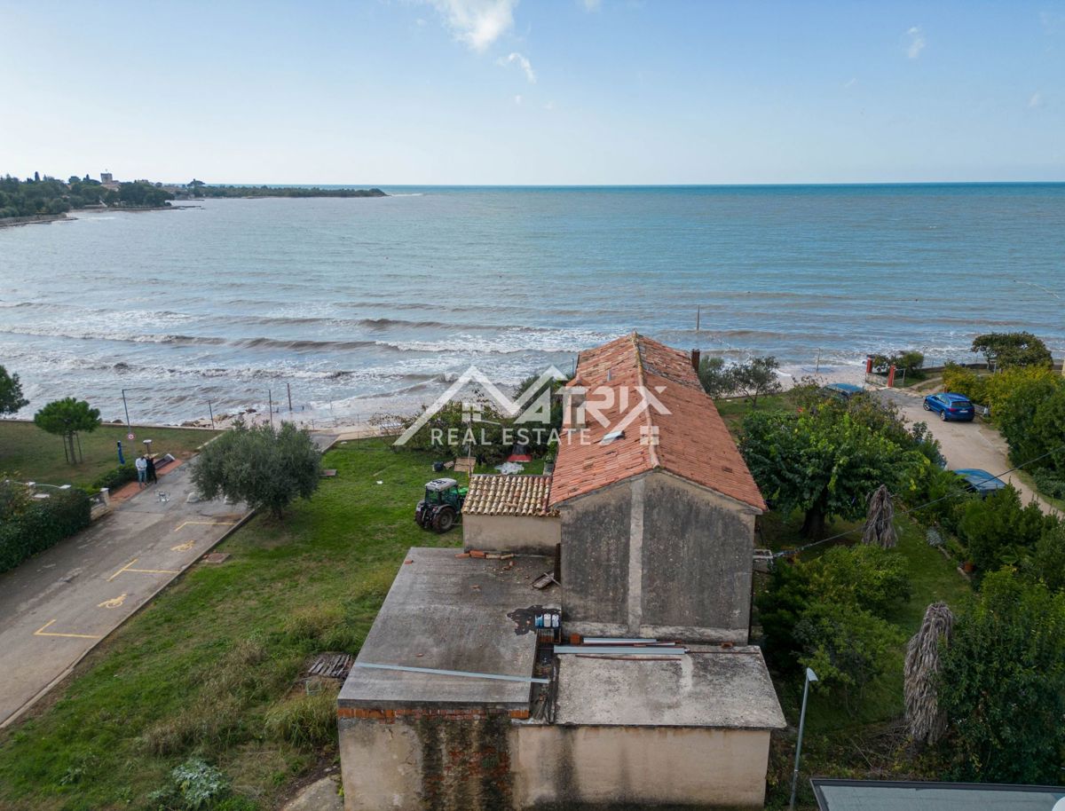 Novigrad okolica, kamnita hiša ob morju
