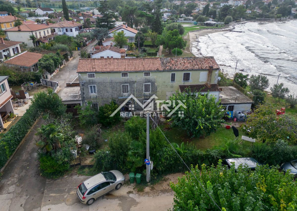 Novigrad okolica, kamnita hiša ob morju